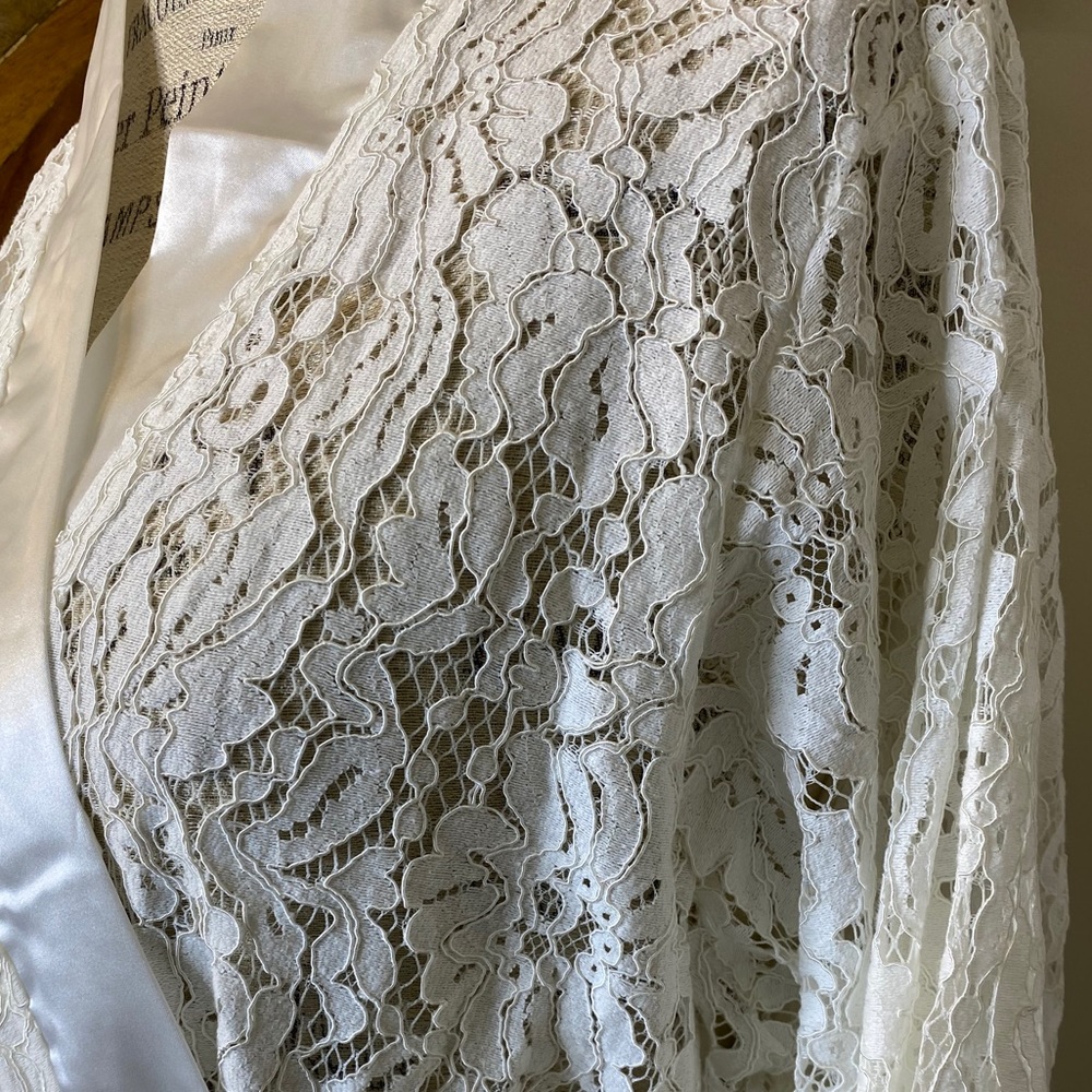 ✨NWOT✨ Bride Elegant Lace Wedding Bathrobe - Picture 6 of 10